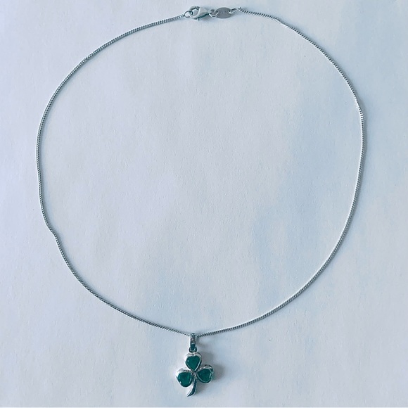 925 Sterling Silver and Emerald Green Gem Stone Lucky Clover Good Luck Charm - Picture 1 of 4